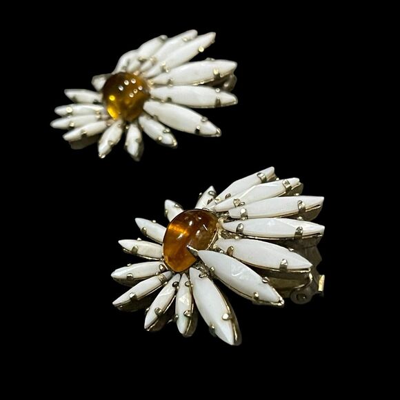 BEAUTIFUL SIGNED SCHREINER NEW YORK WHITE & AMBER GLASS FLOWER CLIP EARRINGS - Picture 2 of 10